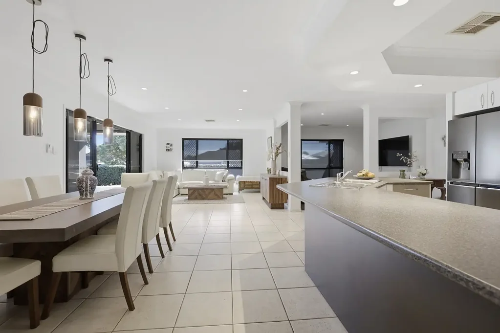 Murrumba Downs 5部屋 Luxury Family Living Opposite Parkland on a Rare 802m² Block