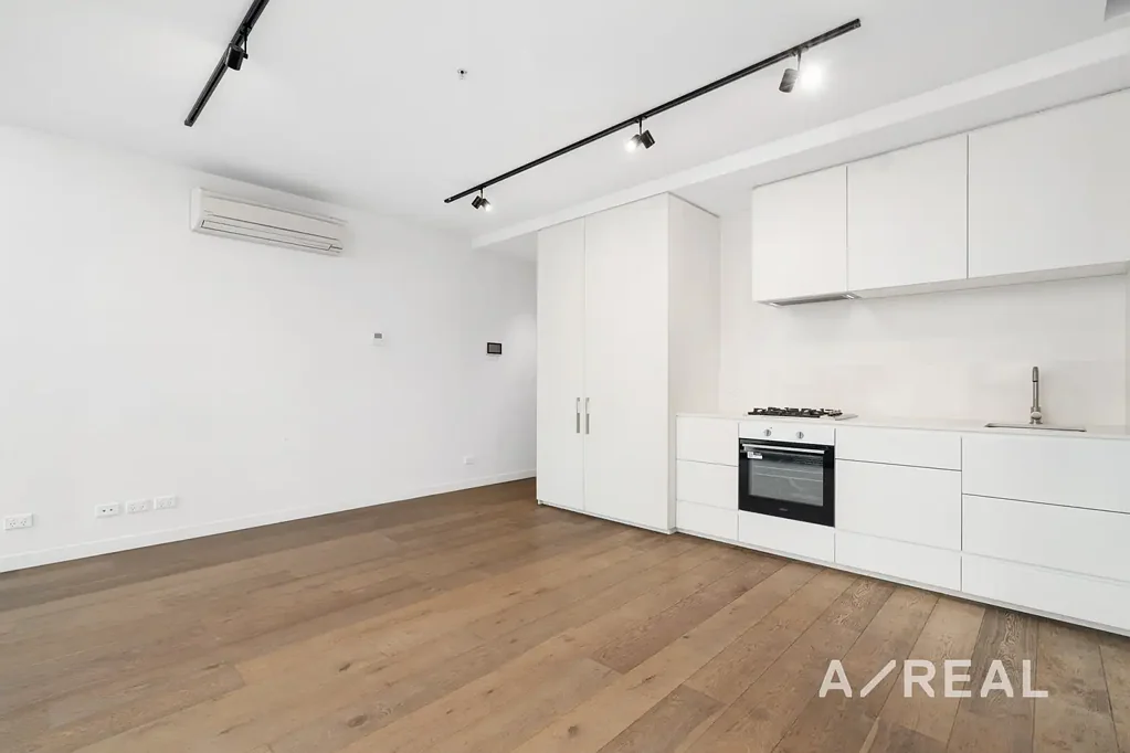 Designer Apartment With Cityscape View!