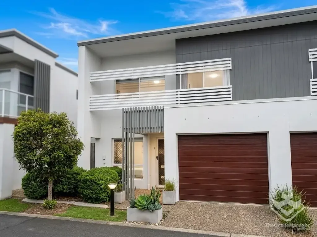 STYLISH MODERN 3BR TOWNHOUSE � CLOSE TO BAYSIDE WATERFRONT!