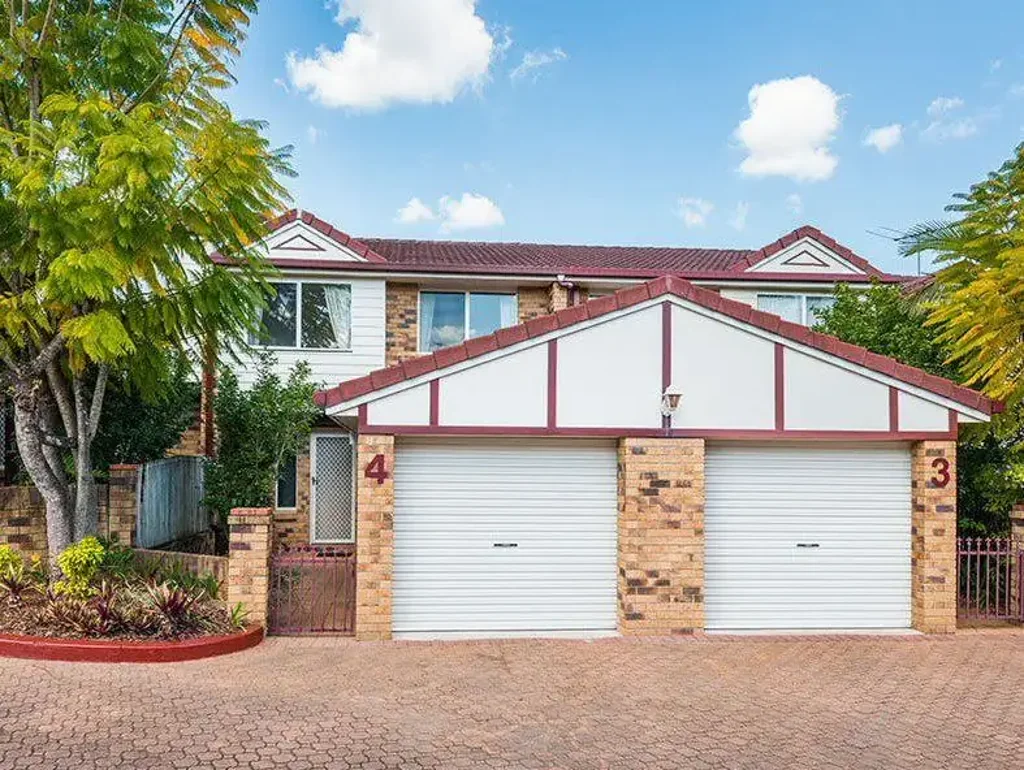 Spacious Townhouse with Garage and Courtyard close to Shops and Public Transport