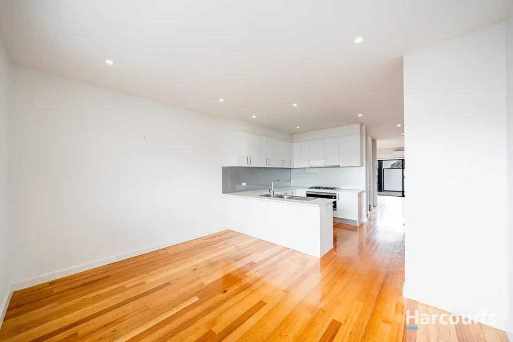 Executive Coburg Living, Walk to Everything!