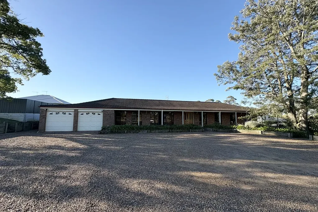 LARGE 4 BEDROOM HOME WITH POOL!