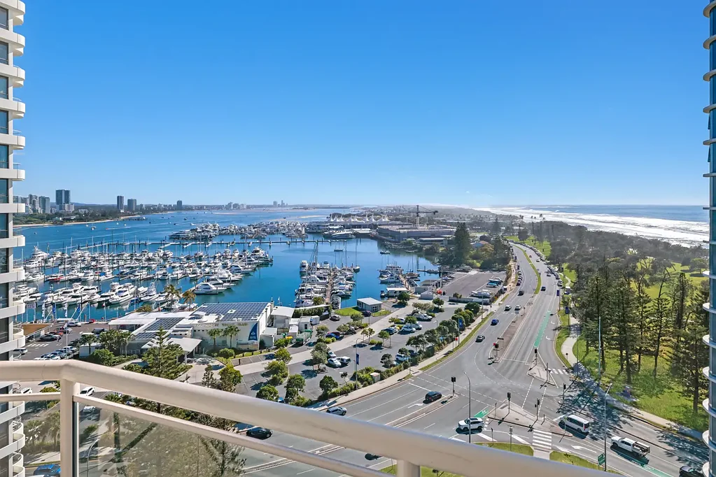 Main Beach 3房  Huge North-East Facing Apartment With Stunning Ocean & Broadwater Views AND 2 Separate Cars + Storage