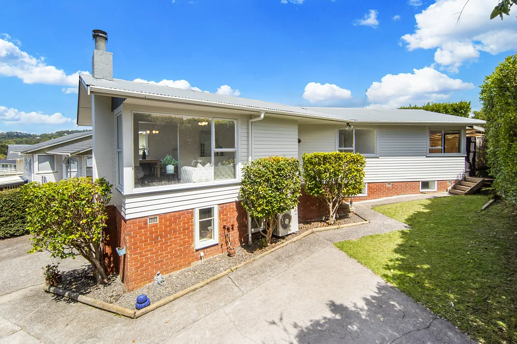 75 La Rosa Street, Green Bay, Waitakere City, Auckland