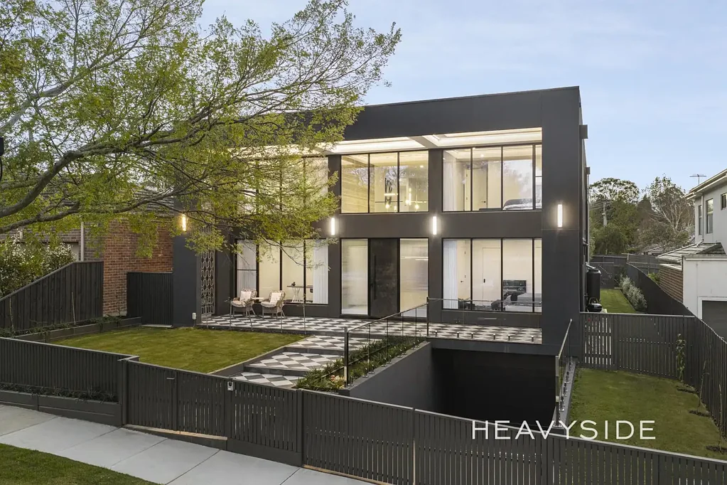 Mont Albert 5બેડરૂમ Custom-Built Family Living in a Peaceful Mont Albert Court