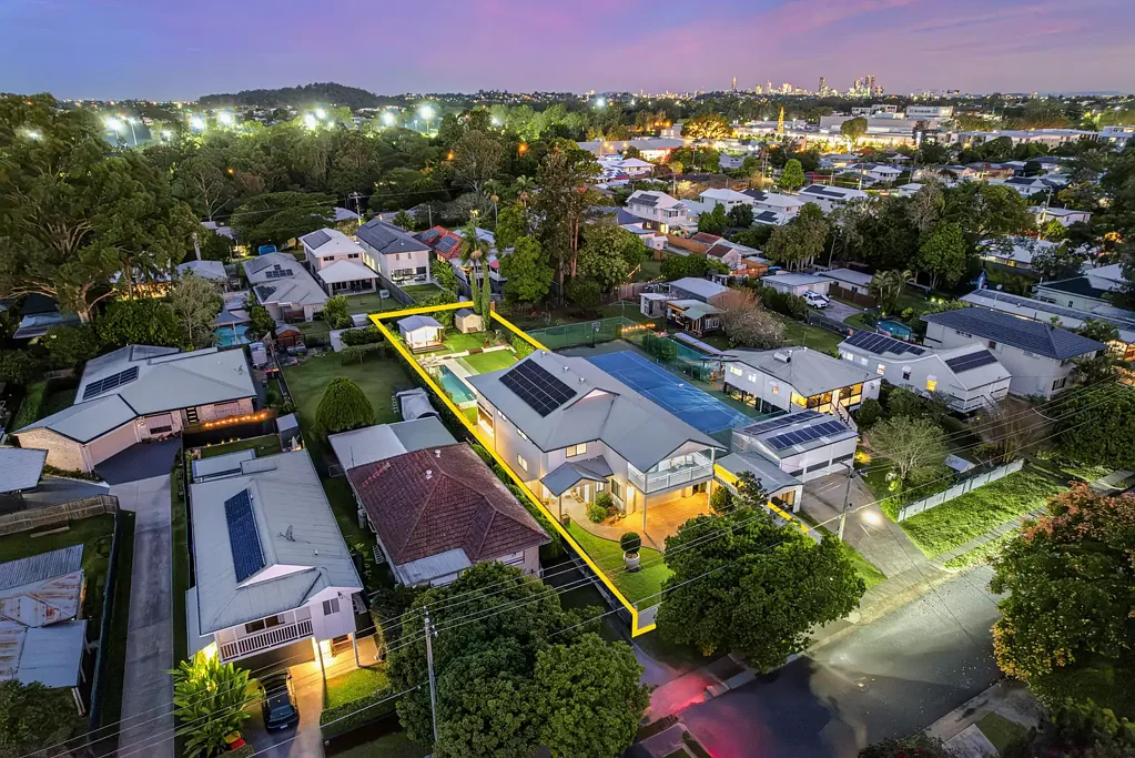 Mitchelton 5房 宽敞主卧阳台 12米盐水泳池 超大后院娱乐区 865平全围栏地 SMEG厨房 5超大卧室 市政厅批小屋 Grand Proportions, Timeless Character & Exceptional Entertaining!