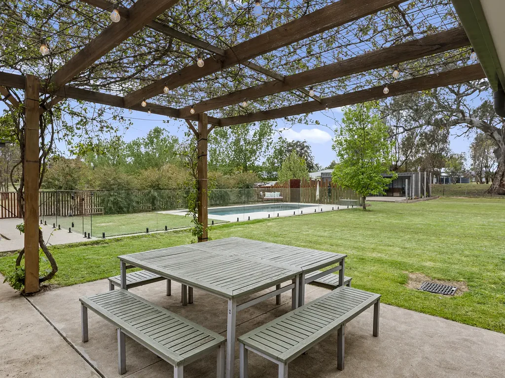 Mansfield 4Zimmer A Private Country Style Estate on a Large Block - Opposite the Golf Course, with Orchard, Shedding, Pool & Plenty of Room