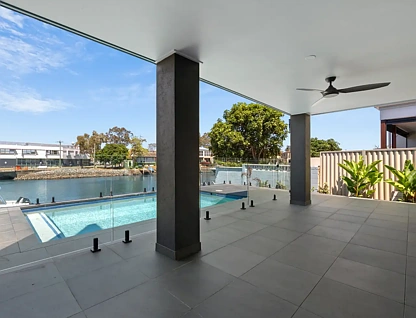 2/12 Vaggelas Crescent, Biggera Waters, QLD 4216, 5房, 3浴, 整租独立别墅