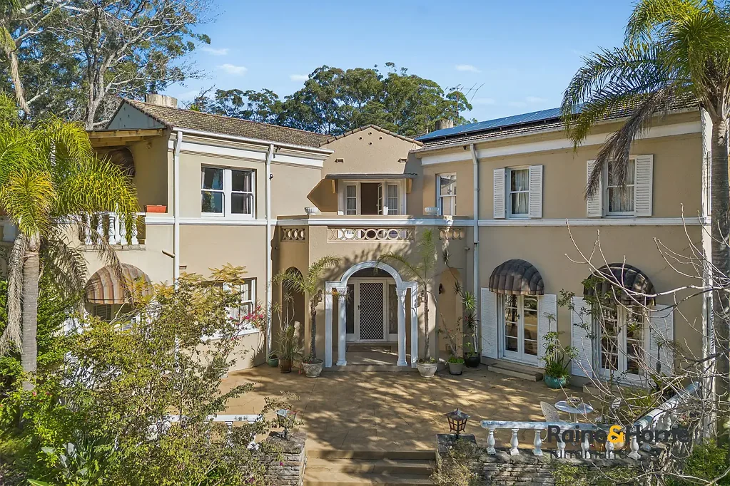 Pymble 6ਬੈੱਡਰੂਮ A Rare Opportunity with Timeless Charm and Exceptional Potential in Sought-After Eastern Pymble