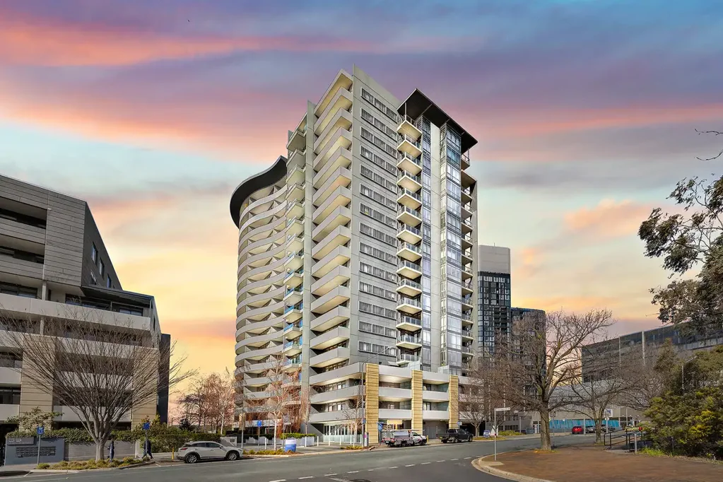 Belconnen 1Zimmer Elevated Living at Altitude | Stunning Seventh-Floor Views