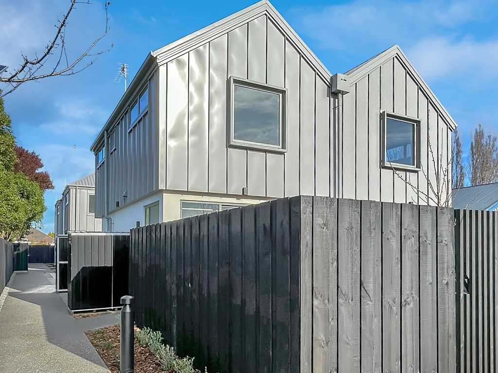 Near New Contemporary Townhouse, walking distance from the Palms Mall!