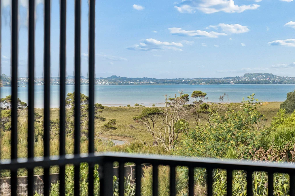 Hobsonville 3房  Elite Living on Corner Site with Spectacular Views