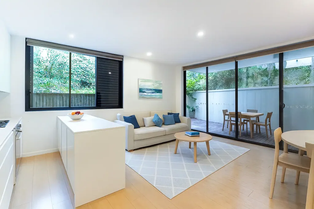 GROUND FLOOR APARTMENT WITH MASSIVE GARDEN!