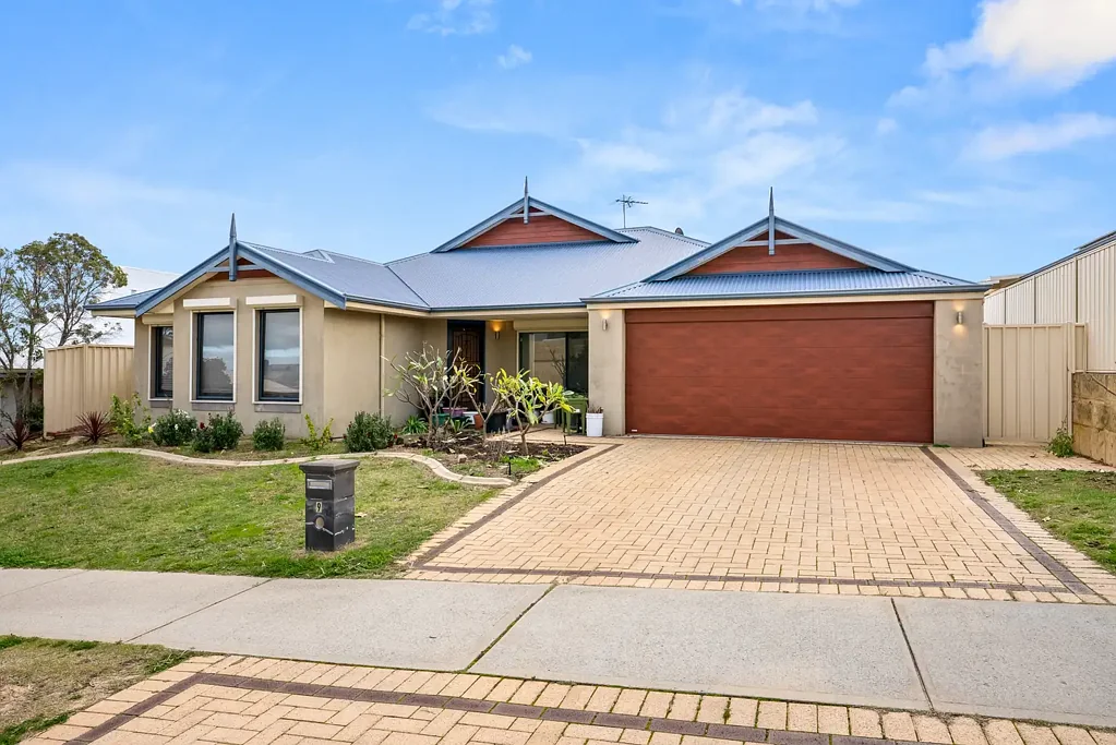 Baldivis 4房  SPACIOUS FAMILY LIVING WITH MULTIPLE LIVING ZONES & FRESH MODERN UPDATES