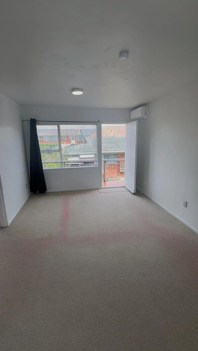 Sunny & Warm 2 Bedroom Home, 3 Minutes from Westfield St Lukes