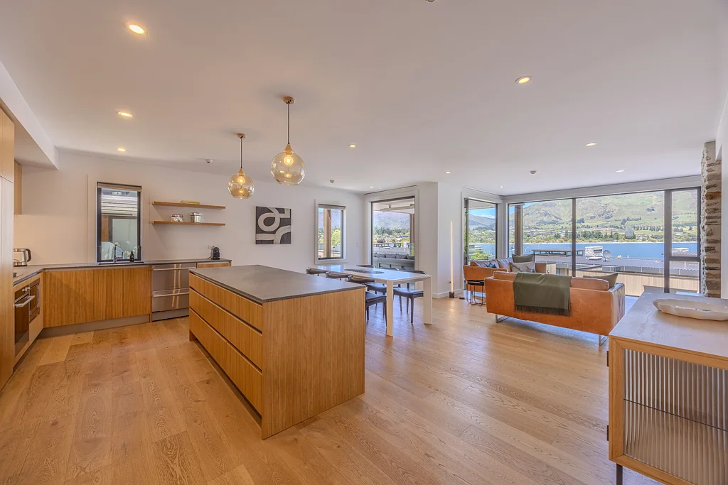 Wanaka 3Moenga Lake views and privacy within walking distance to town