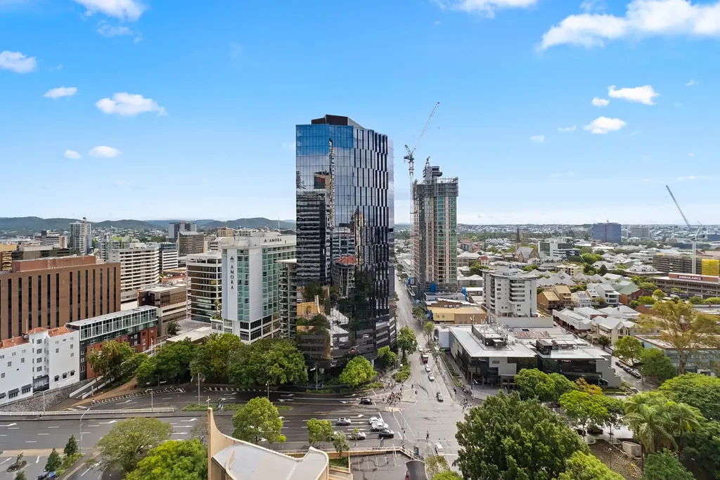 Brisbane City 2房 22层壮丽全景 东北朝向采光佳 四户尊享私密 124户低密度社区 现代厨卫设计 开放式穿堂风 步行中央车站 华丽河畔近享 Owner Committed Elsewhere - Immediate Sale Required! Fabulous Residence with Panoramic Views!