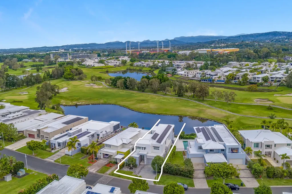Benowa 5chambre AN IMMACULATE GOLF COURSE LIFESTYLE ABODE