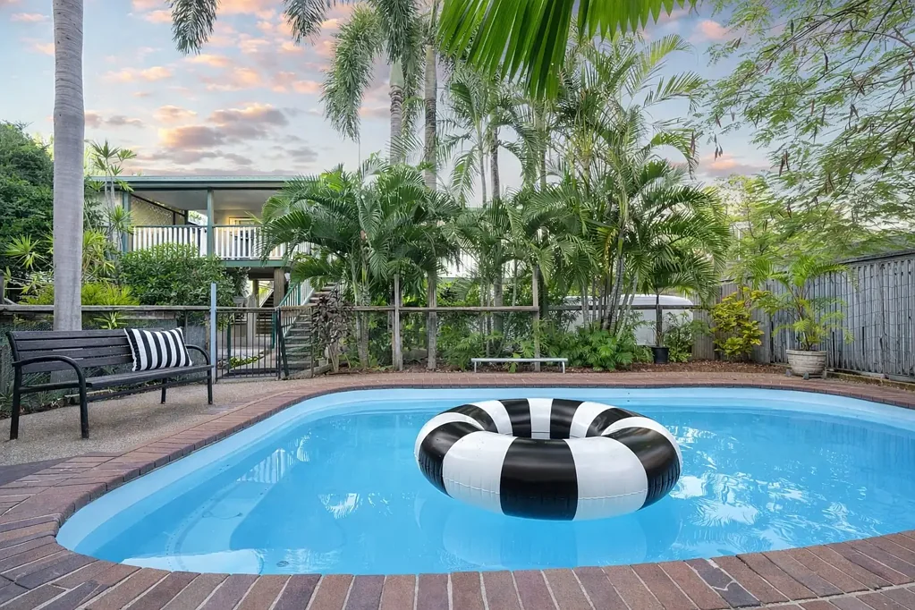 Mount Louisa 5房  Two Driveways, Caravan, Boat? Pool for the kids & huge park opposite this family home!