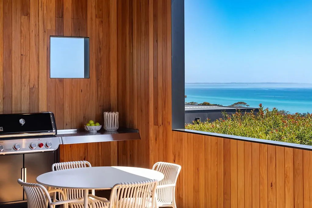 Mccrae 4房 海滨瑰宝 905㎡全幅地 三层采光充足 四卧主卧套房 全套Miele电器 地暖 科技智能 安全系统 壮丽海景 精致现代生活 Elevated Architectural Excellence with Panoramic Bay Views