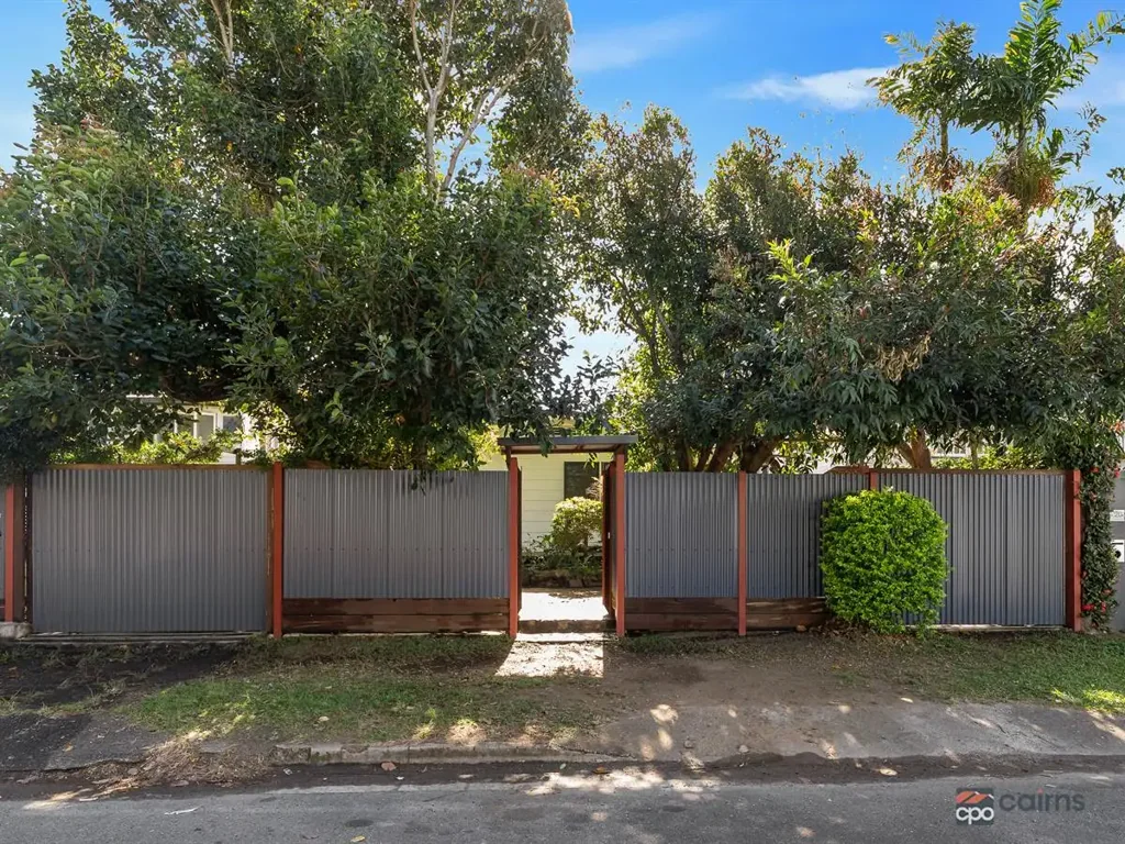 Bungalow 3 Bedroom THIS IS DIFFERENT!!! - Close to City – Funky Charming Low-set Home