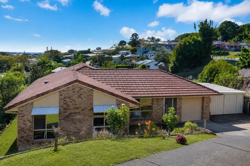 STUNNING FAMILY HOME WITH SPECTACULAR VIEWS (UNFURNISHED)