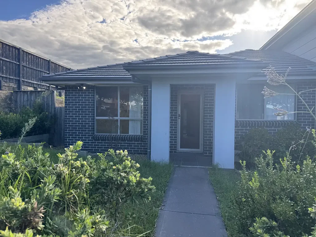 2 Bedrooms granny flat with 1 garage and large backyard