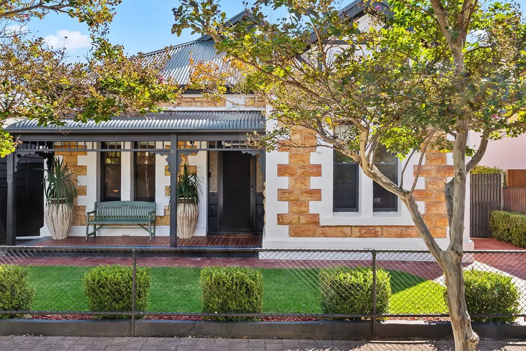 Unley 3침실 Beautifully Cared for Villa C1900 with 2 Street Frontages - Austell Street & Beech Avenue at the Rear & within the Glenunga International HS Zone.