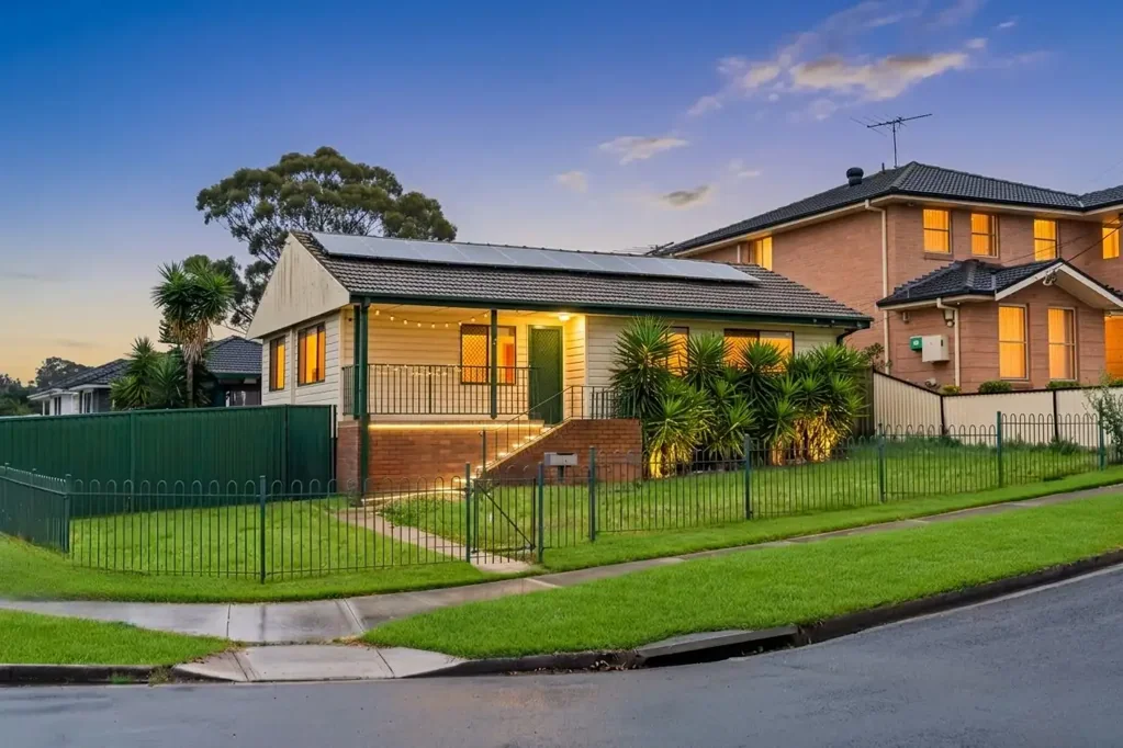 Sadleir 3Zimmer Corner Block Opportunity with Granny Flat Potential - Ideal First Home or Investment