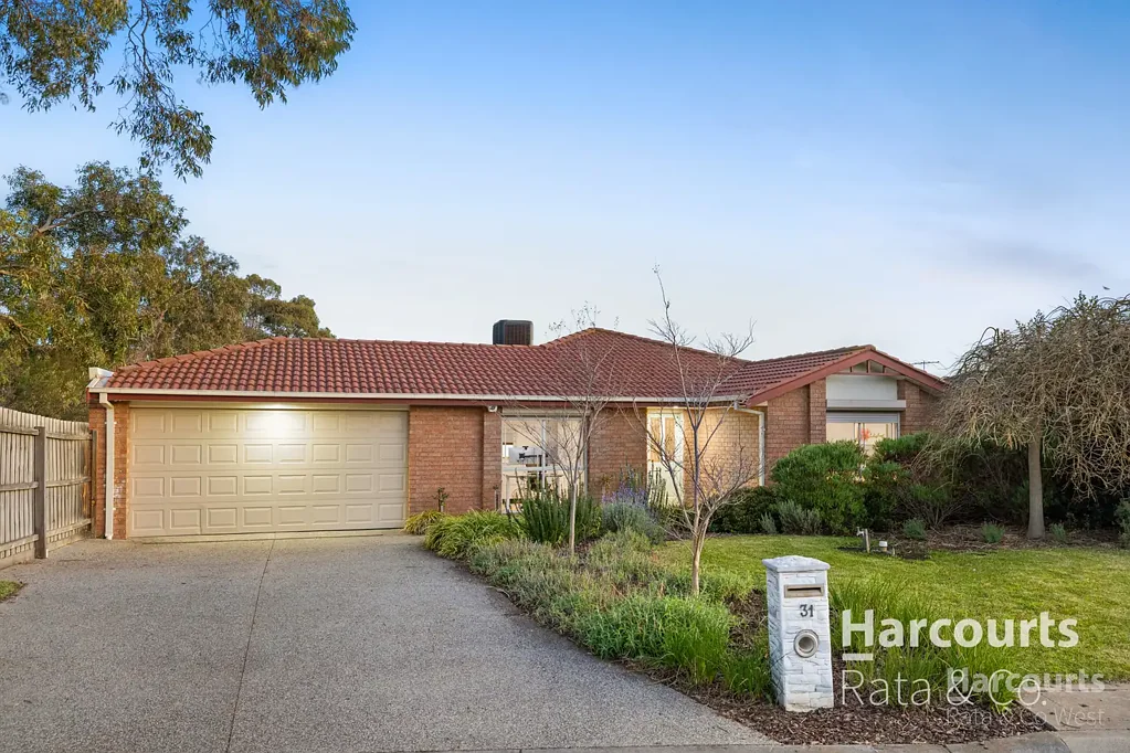 Burnside 4Zimmer Renovated Family Living with Exceptional Car Accommodation & Workshop on A 761m² Block