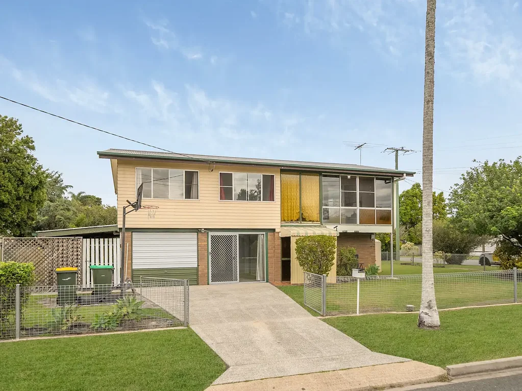 Deception Bay 3房 584平转角地块 短步距海滨 双层超阔卧 灵活双居住潜力 侧向通道佳 Corner Block Opportunity with Dual Living Potential Just Moments from the Waterfront
