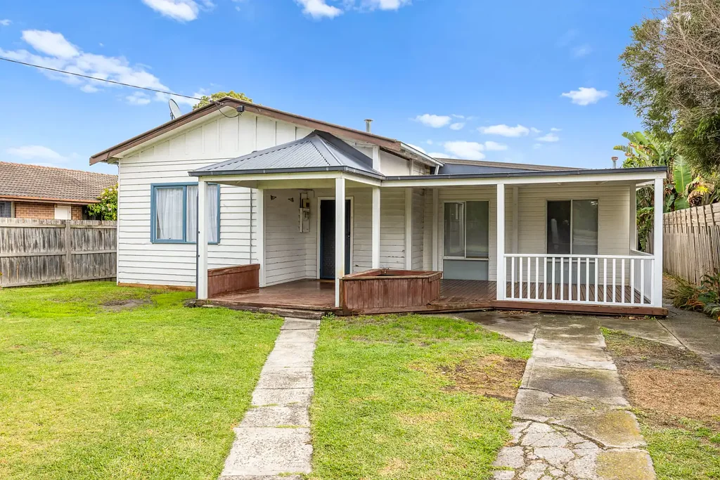 Stunning Golf Course Outlook, Spacious Five-Bedroom Living & Beachside Convenience