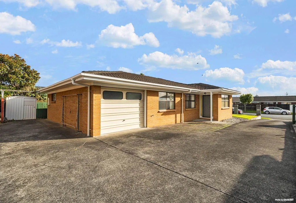 Charming 3-Bed Brick & Tile in Golden Circle