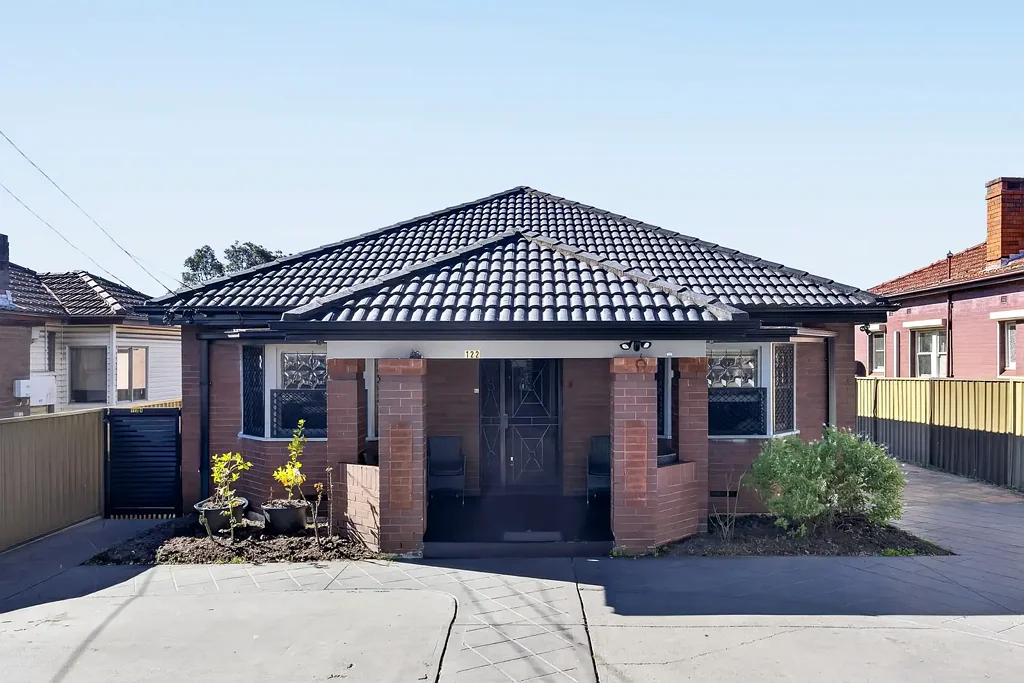 Lakemba 5房 全砖经典家庭住宅 + 经市政批准的独立姻亲房，占地 689.2 平方米 Full Brick Family Classic + Council Approved Granny Flat on 689.2sqm