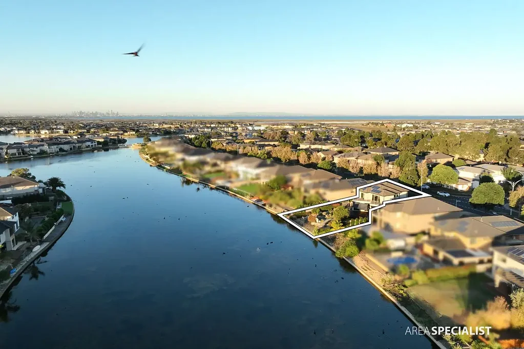 Point Cook 4chambre The Brief- Magnificent Lake-Front Living – Absolut Family Entertainer!