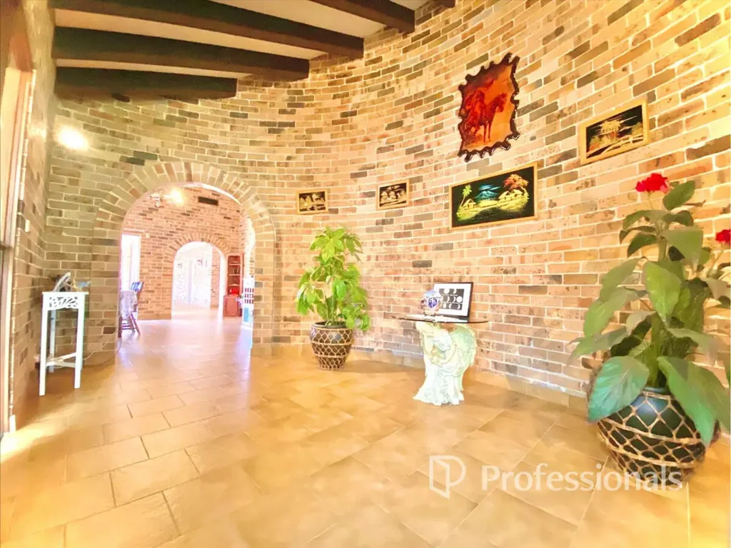 Oakville 4 Bedroom Acreage lifestyle Investment
