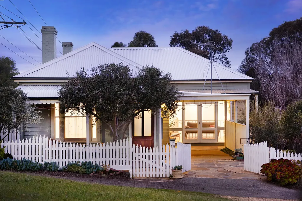 Castlemaine 4房  Victorian bones, modern life and a garden with purpose – 'Hillsvue' circa 1870