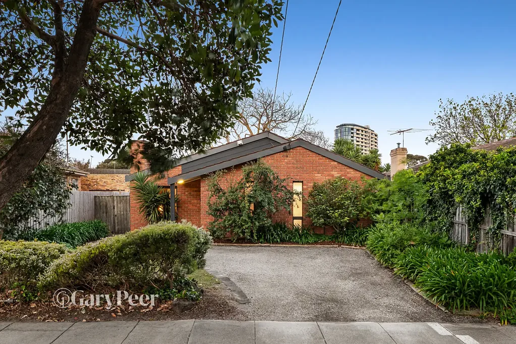 Caulfield North 3બેડરૂમ A prized parkside position with endless possibilities