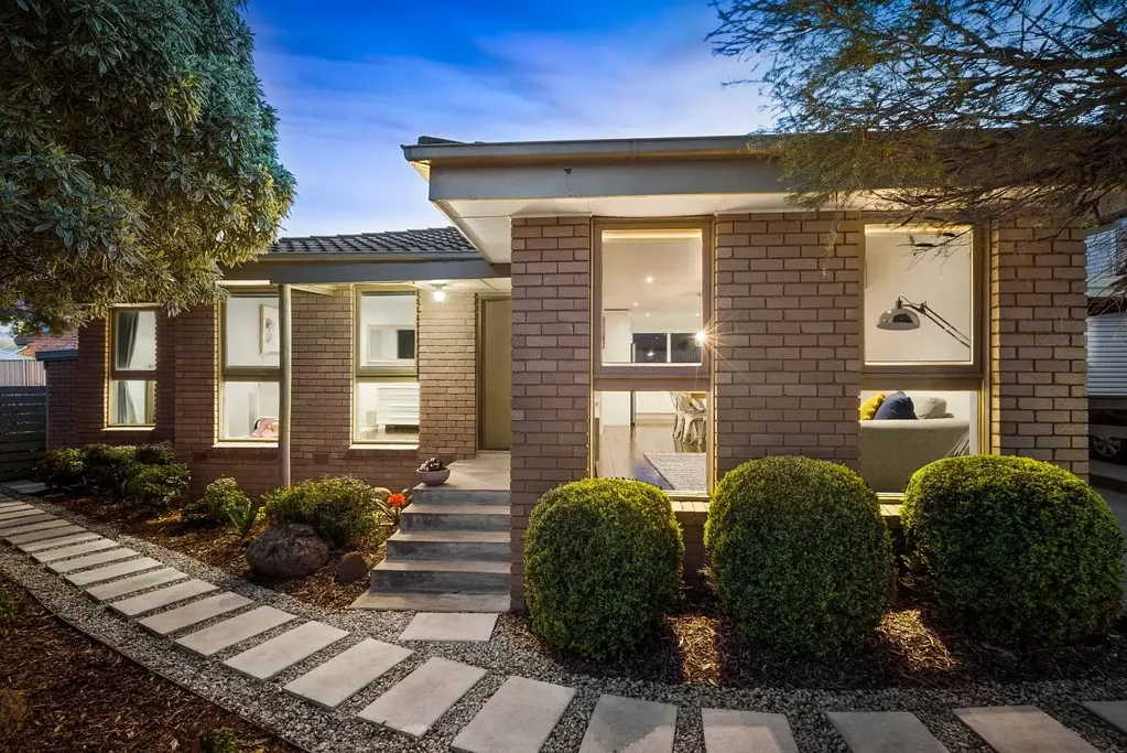 Oakleigh 2 Slaapkamer Renovated Rear Retreat with a Huge Private Backyard