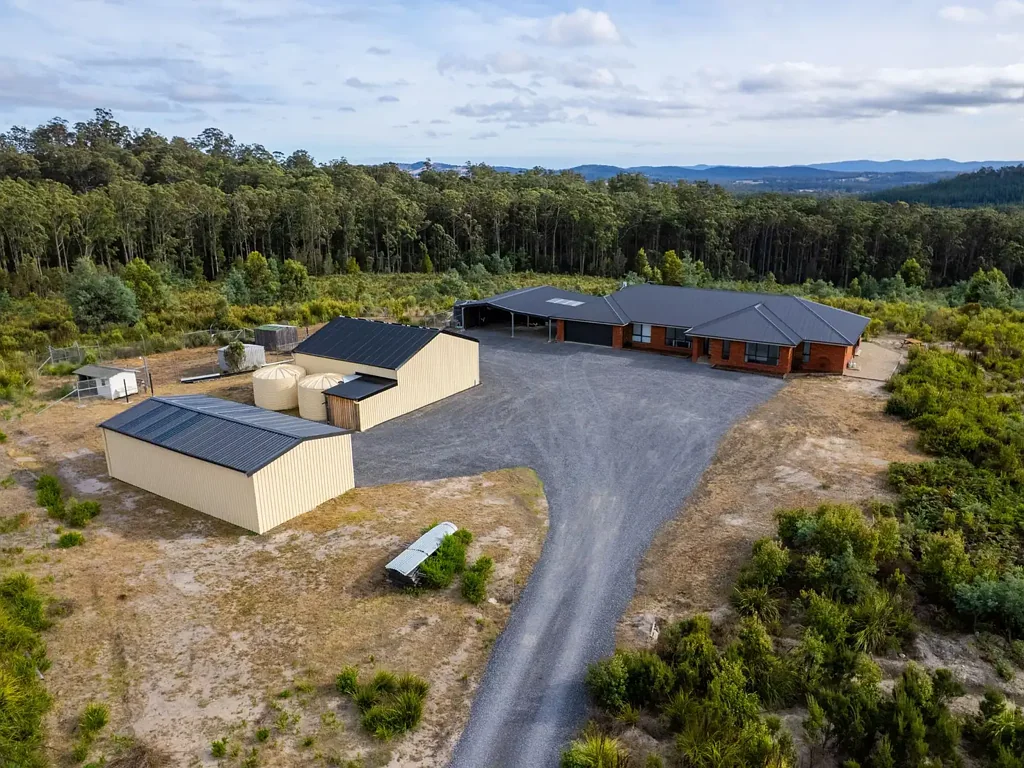 Exeter 4 Bedroom Privacy, Sustainable living, & Modern Comfort on 100 Acres