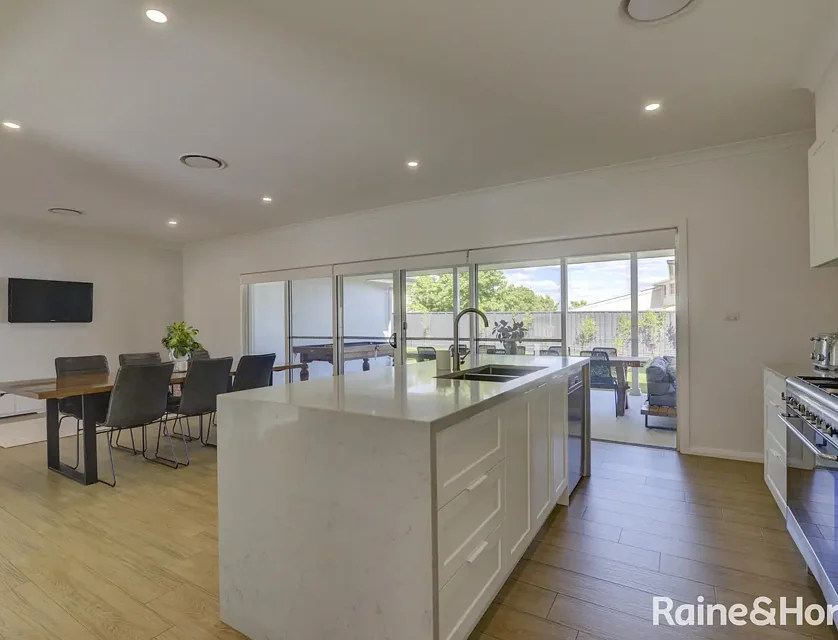 6 Overlanders Way, Tamworth, Tamworth, 5 રૂમ, 2 બાથરૂમ, House