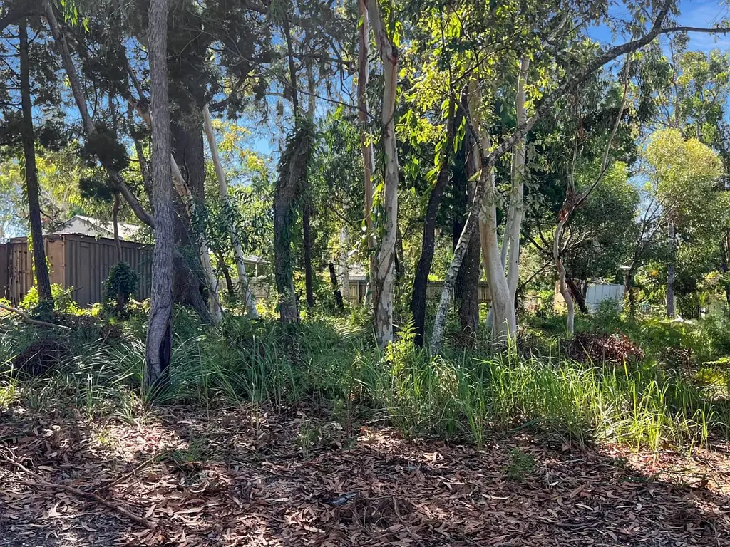 Macleay Island Elevated Position - Walk to the Water