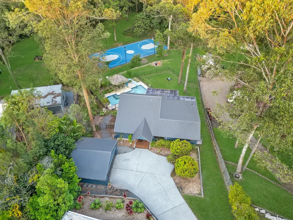 Mount Nathan 4房  Modern Resort-Style Home on Park-Like Acre