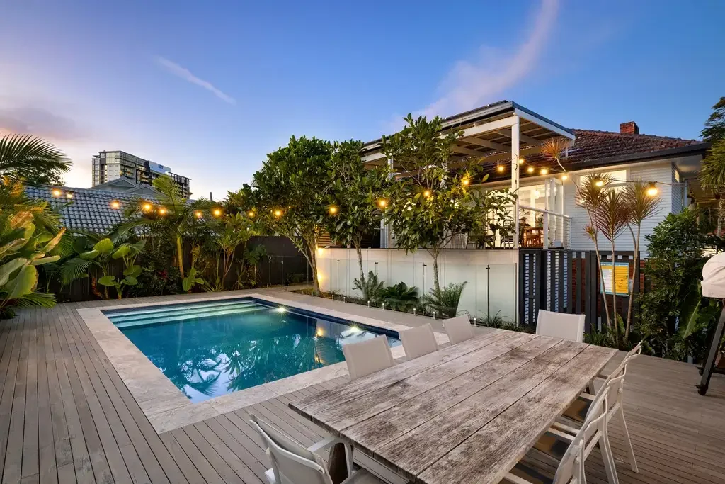 Southport 3 Slaapkamer Character, Comfort & Poolside Living in the TSS Precinct