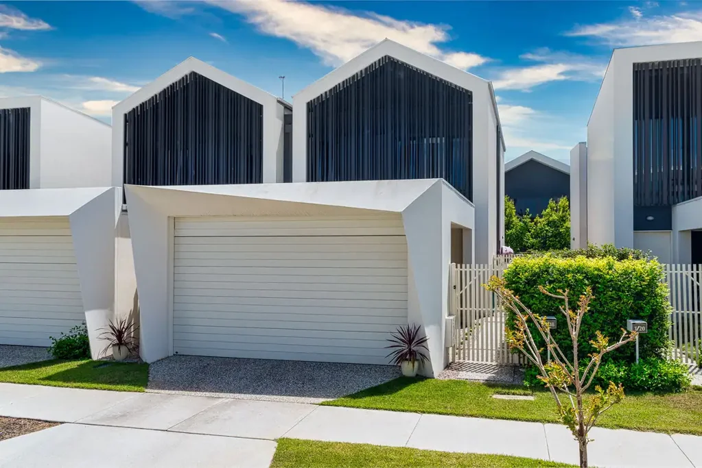 FAMILY TOWNHOUSE IN SOUGHT AFTER PALM BEACH