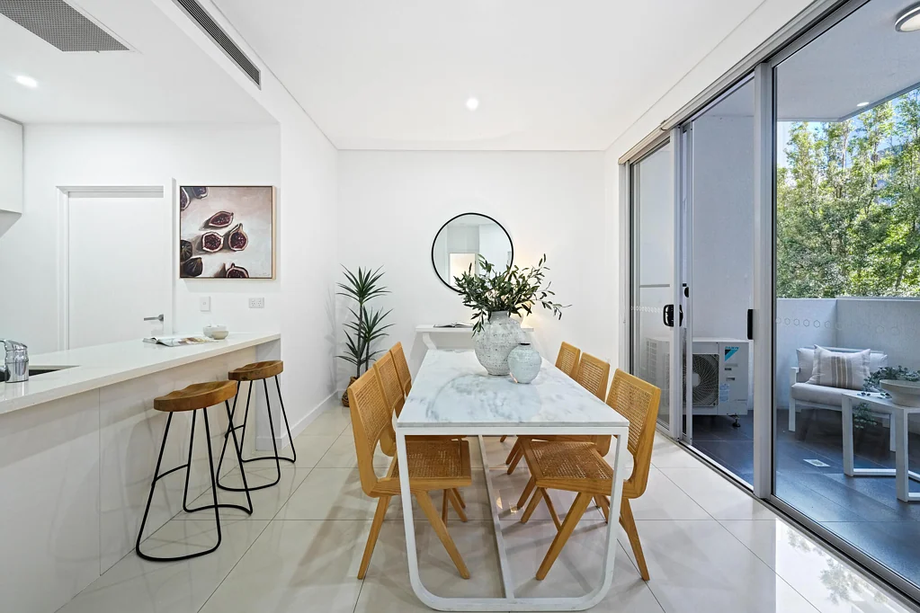 Burwood 2 Slaapkamer North-Facing Ground Floor Apartment | Dual Balconies | Low Strata Levies