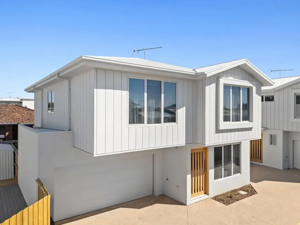Contemporary Coastal Luxury in a Prime Torquay Location