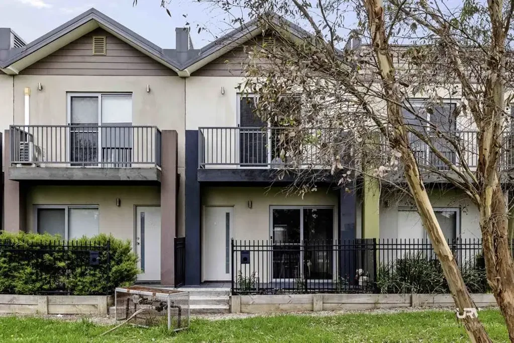 Modern 2-Bedroom Townhouse in Convenient Craigieburn Location!