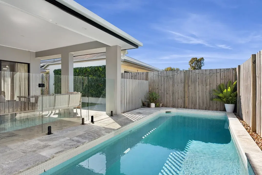 Caloundra West 3Zimmer Relaxed family living with pool, side access and room to entertain