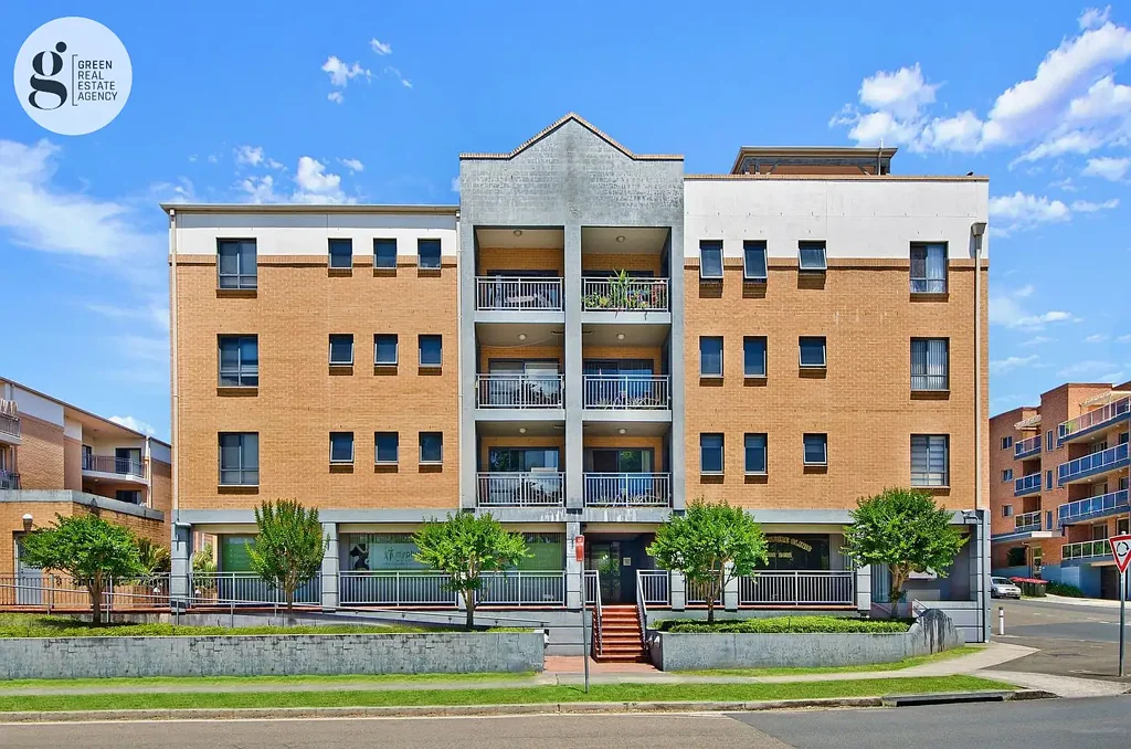Beautifully Presented First Floor 2-Bedroom Apartment in a Secure Complex!